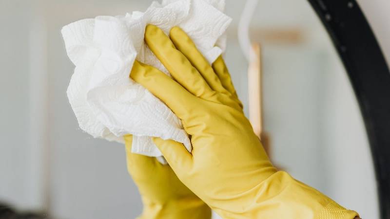 Le papier essuie-tout facilite le nettoyage du miroir